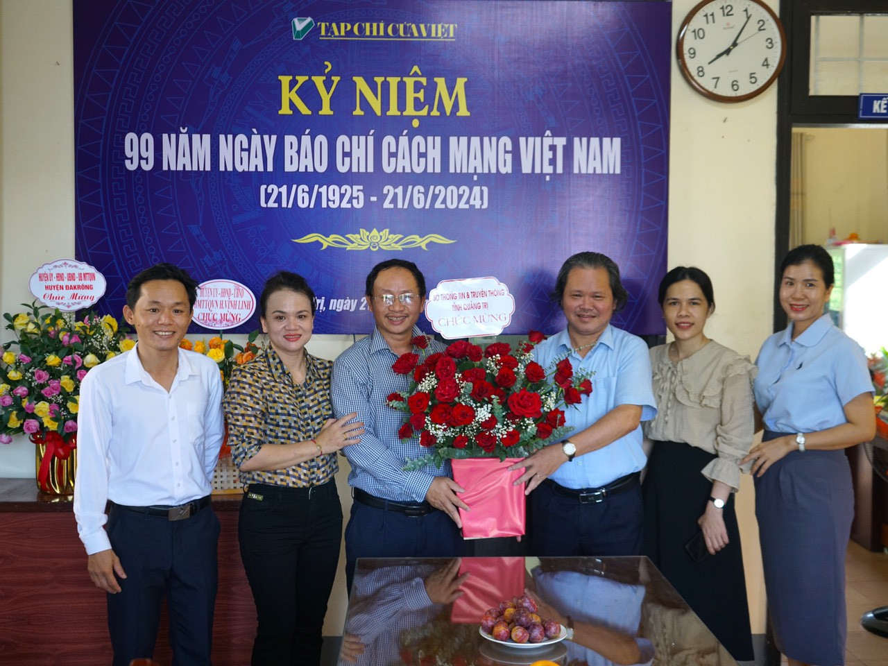 Sở Th&ocirc;ng tin v&agrave; Truyền th&ocirc;ng tặng hoa ch&uacute;c mừng